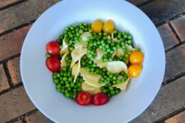 Salade de raviole, petit pois et tomates
