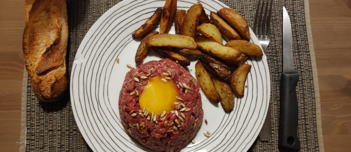 Tartare maison. (L'assiette est ébréchée, je sais, je m'en remets pas, mais tant pis, fallait que je vous montre quand-même)