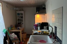 Can this tiny kitchen be made vintage cozy somehow? Ignore the mess, just moving in…