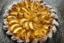 Ma Tarte fine aux nectarines blanches sur une couche de crème d'amande !