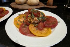 Salade tomates burrata, sauce relevée