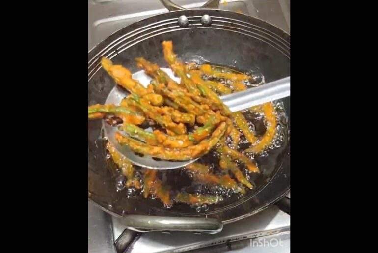 french beans pakoda 😋 #shortsfeed #food #shortsviral #cooking #easyrecipe