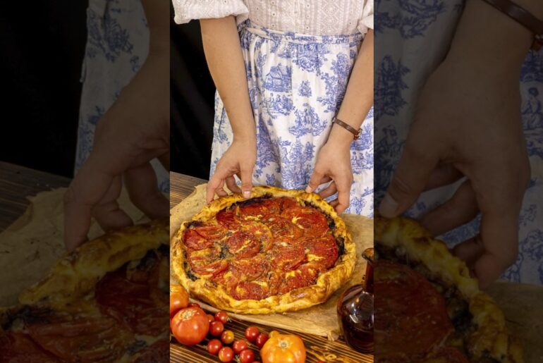 French Tomato & Mozzarella 🍅Tart Heirloom Tomato Galette #vegetarian #vegerecipe  #vegeterianrecipe