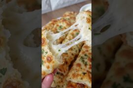 Delicious cheese garlic bread😋🤤 #easyrecipes #food #foodiefavourites #recipe #cooking #foodie #sho