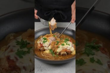 CHEESY FRENCH-ONION CHICKEN SKILLET #foodreels #foodshorts #easyrecipe #chickenrecipe