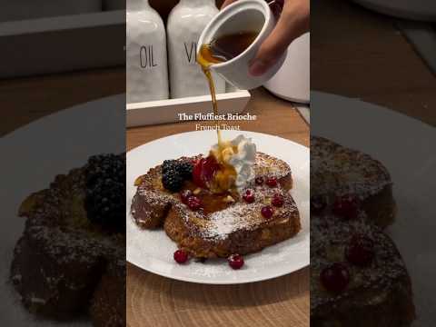 The fluffiest brioche French toast you will ever make. #BriocheFrenchToast #BreakfastRecipes