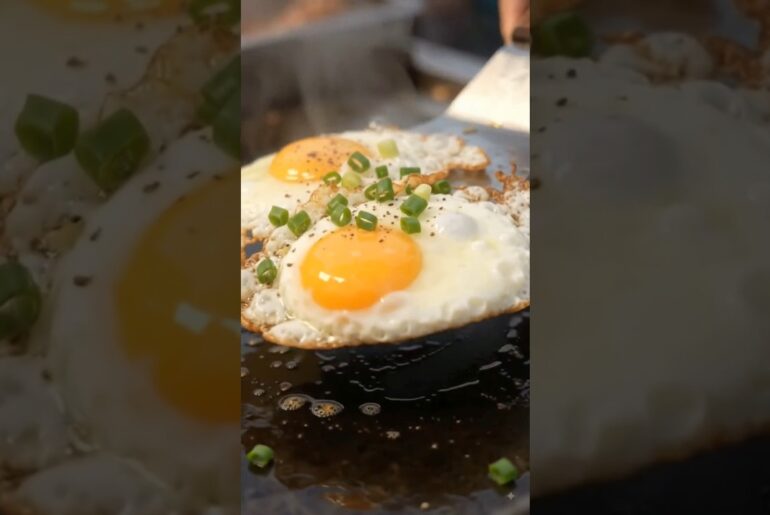 👉 "10₹ का देसी आमलेट 😲 | Chulha Omelette Village Style 🔥"#viral #shorts