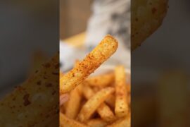 आलू से बनाएं सुपर Crispy French Fries 😋🍟 #shorts #frenchfries #foodshorts #viralshorts #aivideo