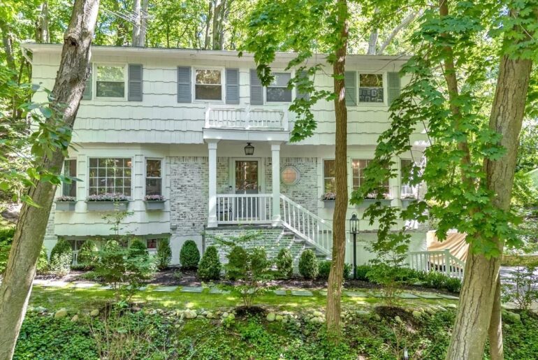 107 Fleets Cove Rd, Huntington, NY