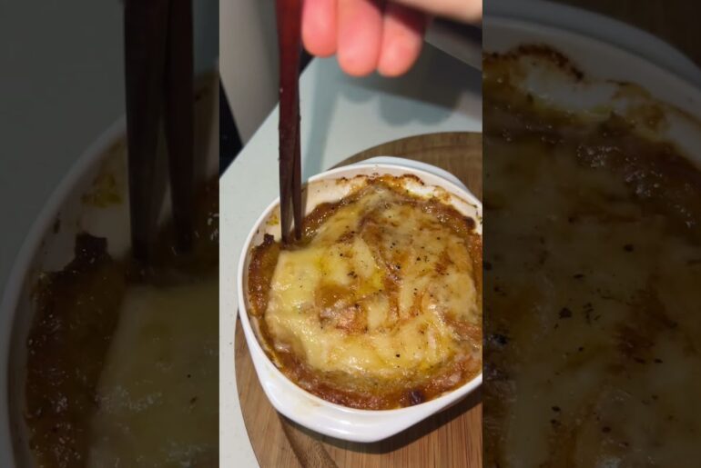 French Onion Soup : Straight out of the oven #gruyere #beefbroth #frenchcooking #onions #프렌치어니언스프
