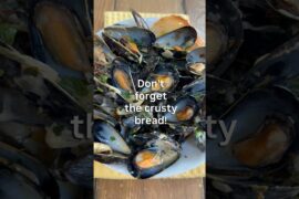 Mussels in White Wine Sauce with Garlic | Easy Seafood Recipe (French-Inspired ~Moules Marinière)