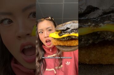 halloween special🖤 black burger at mcdonalds in taiwan!