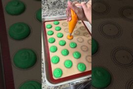 Piping macarons and straight to the oven! No-Rest recipe! #easyrecipe #frenchmacarons #baking