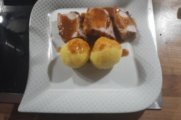 Ovenroasted porkbelly with potatodumplings (Bavaria)